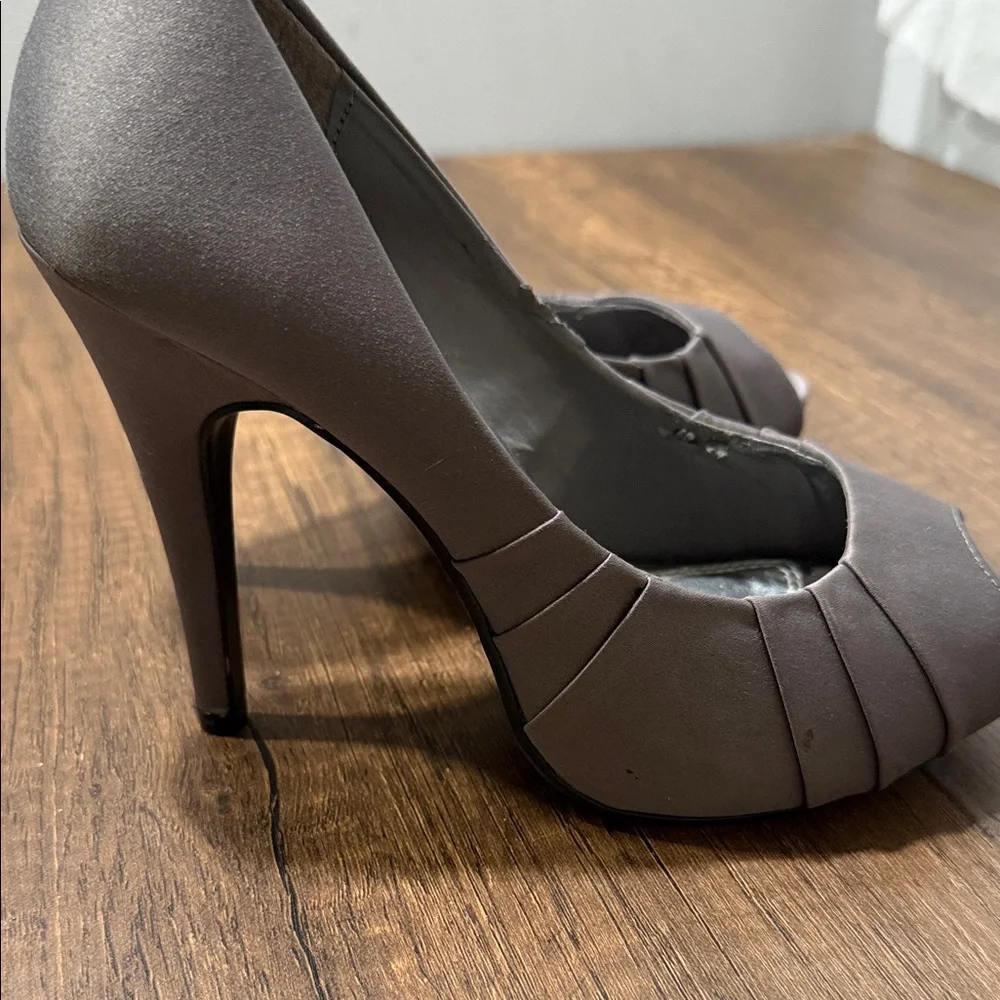 Kelly & Katie Elegant Gray Peep Toe‎ Heels